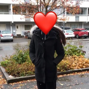 Canada goose jacka - Canada goose jacka model: Victoria. Storlek xxs. Använd 1 vinter. Gammal bild. Skriv för intresse. Priset kan diskuteras. 