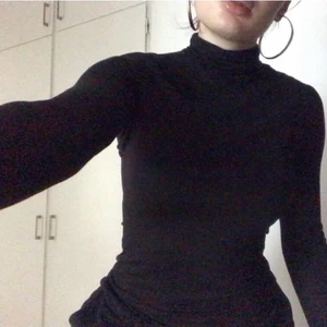 Svart polo tröja, långärmad  - Basic svart långärmad polo tröja som fixar vilken outfit som helst vare sig man har jeans eller mjukis-dag! Släng på ett snyggt halsband och en nice väska och du är klar för dagen. Säljer för har flera likadana i alla möjliga olika färger då detta är något som jag har mycket av i garderoben..  :)