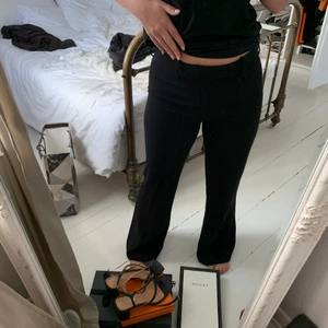 Lågmidjade kostymbyxor - Lågmidjade kostymbyxor som är utasvängda❣️ stl 40 men passar 38 och mindre beroende på hur man vill att dom ska sitta!!