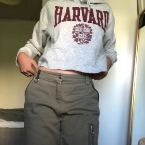 Croppad Harvard tröja - Jättefin croppad harvard tröja köpt second hand! Första bilden är lånad💕