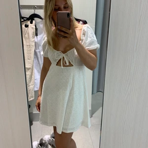 Klänning ifrån HM - Super fin och söt klänning ifrån hm. Endast använd 1gång. Köpare står för frakt💗