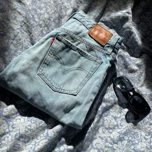 Ett par ljusblå levis jeans i storlek S. Funkar även för XS! Säljer då dem är för små runt höfterna. 