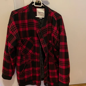 Flanell jacka  - Säljer min sjukt snygga flanell jacka, bra passform speciellt snygg med en hoddie! 