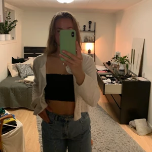 Gina Tricot topp stl S - Fin bandoutopp i fint skick. Väldigt stretchig och skön men stannar ändå uppe på plats.