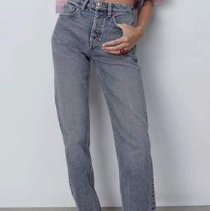 Skitsnygga midrise gråblåa zara jeans som är slutsålda! Storlek 34 men passar 36 och om man vill ha mer baggy så passar dom 32 också! Sålda