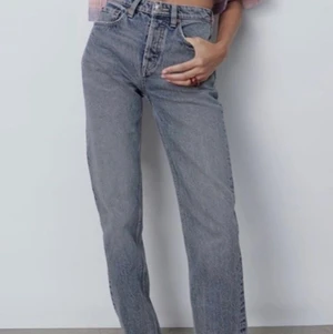 Zara jeans - Skitsnygga midrise gråblåa zara jeans som är slutsålda! Storlek 34 men passar 36 och om man vill ha mer baggy så passar dom 32 också! Sålda