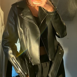 Skinnjacka - Helt oanvänd skinnjacka grå Nelly.com❣️ superfint skick, köpt för 599kr säljes för 400 + 66kr spårbar frakt❤️❤️