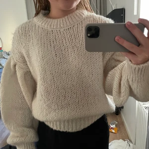 Stickad tröja - Säljer den här super fina stickade tröjan med ballong armar. Köpt på bikbok för ca 1 år sen och den är använd max 5 gånger. Storlek S