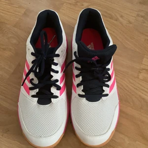 Adidas skor - Ett par adidas skor jag aldrig använt utan bara varit i ett skåp 