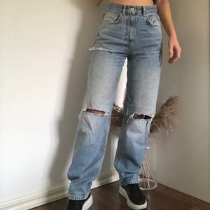 Superfina jeans från Ginatricot, använda endast 2 gånger. Inte riktigt min stil så säljer dem:) Passar mig som är 164cm.
