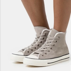 Converse i beige mocka imitation - Ett par beiga converse i mocka aktigt material. Skorna är fodrade, perfekt till höst och varmare vinter. Skorna är i superbra skick, endast använda cirka 1 gång. 
