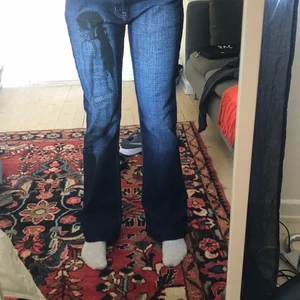 Astrendiga byxor med rhinestone detaljer - Supersnygga byxor men coola detaljer och snygga fickor. Köpte för 200 kr på plick. Tycker om de mycket men känns bättre att sälja då jag aldrig använt de.