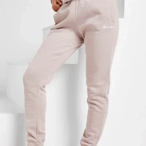 Champion Sweatpants St M  - Helt nya oanvända Champion mjukisbyxor i storlek M. Säljer de för att det e korta på mig som är 175 :( men de skulle vara helt perfekta för dig som är under 170cm!  Obs kunden står för frakten ! 