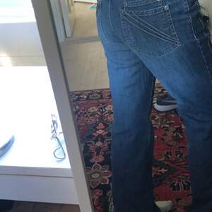 Jeans jag köpte secondhand för 300 men som nu inte riktigt är min stil, passar både långa och korta. Och väldigt fina fickor. Det står att storleken är 40 men de sitter bra på mig som har vanlig storlek 28