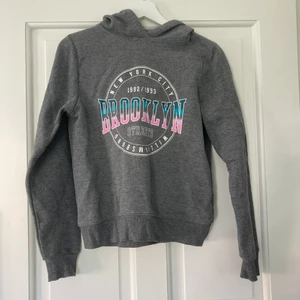 Hoodie från Ginatricot  - En hoodie från Ginatricot i storlek: S, motsvarar storlek 36. Nypris: 199kr. Frakt kan man välja mellan spårbar och icke spårbar.