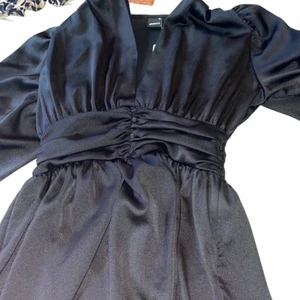 Svart Klänning från Gina Tricot - Jättefin klänning, strl 38. Aldrig använd, lappen är kvar. Nypris 599kr