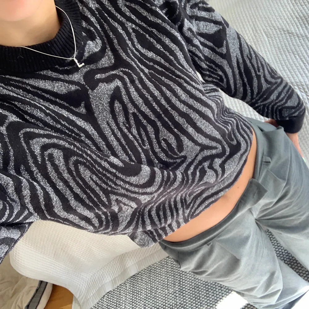 Säljer min stickade tröja i coolt glittrigt zebra mönster ifrån Other stories. Tröjan är i storlek M men jag skulle säga att det är en S-M. Hör gärna av er vid frågor💕 köparen betalar för frakten 📦 . Stickat.