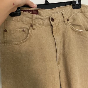 Marlboro Classics byxor - Feta beiga byxor från Marlboro Classics. Tidigare köpta på plick, men har inte fått användning för de då jag hade velat haft de ännu någon storlek större 