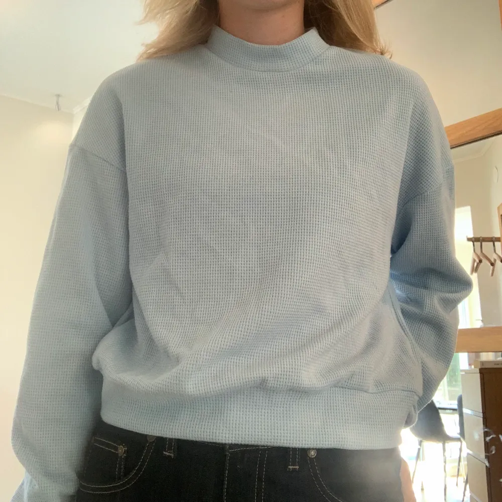 Fin sweatshirt i baby Blå. Stickad på ett coolt sätt! Garderob utränsning, kolla andra annonser!. Tröjor & Koftor.