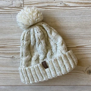 Mysig mössa  - Fin mössa med tofs/boll säljes! Varm och mysig och inte mkt använd. 