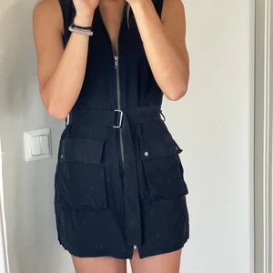 Svart klänning  - Säljer min svarta klänning från & other stories då den inte kommer till användning, passar mig som är strl xs/s 34/36 hör av er vid frågor!!