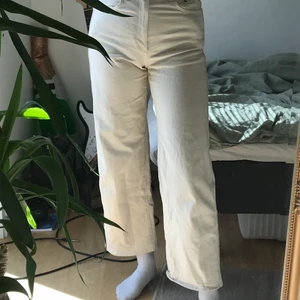 Weekday Veer High Wide Jeans Cropped  - Benvita högmidjade vida jeans från Weekday, storlek 28. Cropped och i bra skick.