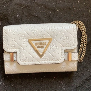 guess plånbok  - en plånbok från guess som tyvärr aldrig har kommit till användning och därför säljer den. jätte fin och smidigt att man kan ta ut en del om man inte vill ha en sån stor plånbok med sig. ny pris 600kr.