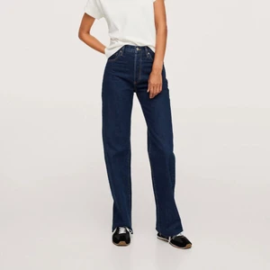 Mörkblå jeans - SÖKER!!! Dessa mörkblåa jeans från Mango💗