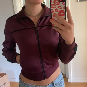 Vinröd och grön zip up - Jättesnygg zip up från NAKD, vinröd/lila med gröna streck på armarna och svarta detaljer! 