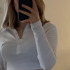 Gina tricot  - Säljer en fin tröja från Gina tricot som inte kommer till användning fint skick inte använd enstaka gånger. Storlek S men passar både xs och m bero de på hur man vill att den ska sitta💕