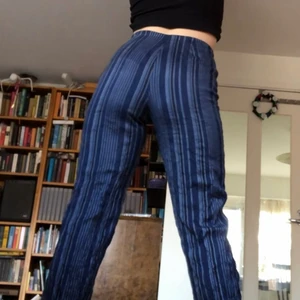 Randiga byxor - Supercoola randiga brallor köpta på humana men kommer inte längre till användning. Sitter skitfint och flattering!