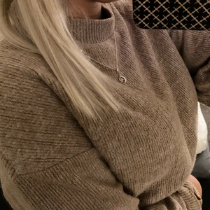 Zara tröja  - Tröja från zara, jätte fin brun färg! Knappt andvänd, storlek XS/S/M beroende på hur man vill att den ska sitta 💕🥰