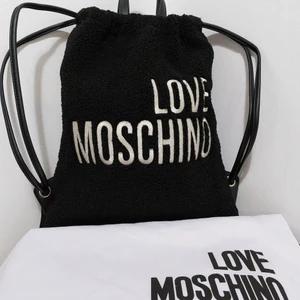 Love Moschino ryggsäck äkta - Gör mig av med min väskkollektion!. OBS! Redan skamligt låga priser, svarar inte på prutande. Helt ny Moschino ryggsäck i pilé/teddy och läder. Aldrig använd. Nypris 1800 kr. Bästa vore om vi möts upp. Finns i Sthlm City. Annars betalar mottagaren frakten. Mvh Laura