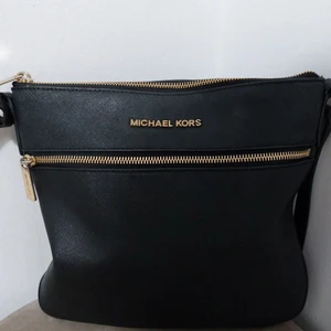 Michael Kors axelväska -    Gör mig av med min väskkollektion! Denna har jag använt flitigt för den är så snygg. Bra skick. Kvitto på äkthet finns. OBS! Redan skamligt låga priser, svarar inte på prutande. Bästa vore om vi möts upp. Finns i Sthlm City. Annars betalar mottagaren frakten. Mvh Laura  