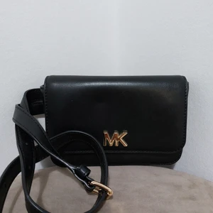 MK magväska - Gör mig av med min väskkollektion! Magväska, använd ett par gånger. Kvitto på äkthet finns. OBS! Redan skamligt låga priser, svarar inte på prutande. Bästa vore om vi möts upp. Finns i Sthlm City. Annars betalar mottagaren frakten. Mvh Laura