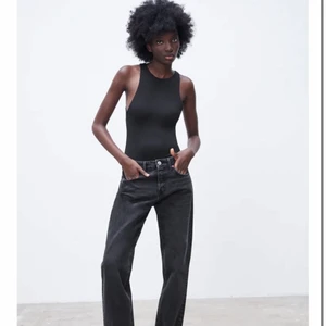 Strl s-m - Säljer dessa två super fina bodys från zara då de ej kommer till användning. De är helt oanvända med prislappen kvar. De är i storlek M men passar även mig som har storlek S. Säljer båda för 200 plus frakt💕