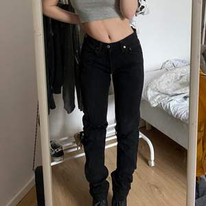 Svarta Levis jeans i modellen 501 säljer då de är förstora 