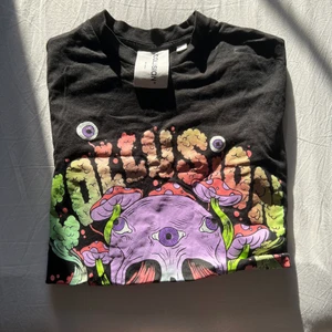 T-Shirt - Svart tröja från collusion! Köpt från Asos. Coolt förglatt tryck :) 