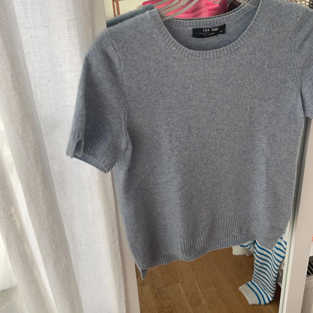 Säljer en så fin tröja från Lisa yang i kashmir. Den är i storlek XS men känns som S. Superfint skick!💕. Tröjor & Koftor.