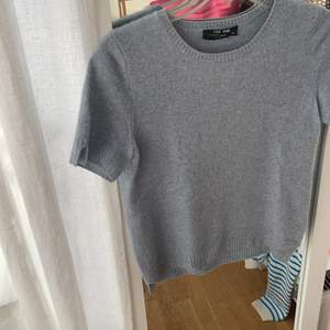 Säljer en så fin tröja från Lisa yang i kashmir. Den är i storlek XS men känns som S. Superfint skick!💕