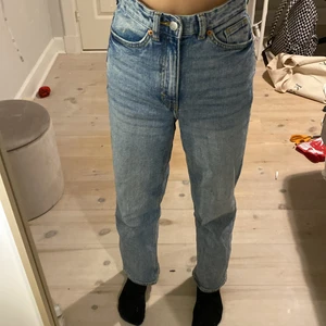 Jeans - Säljer ett par till jeans hah, är från monki i stolek 24 och är lite korta för mig som är 154. Säljer pågrund av att jag inte andvänder dom längre men jag har använt som väldigt mycket och därför är priset lågt, köparen står för frakt och priset kan diskuteras💗