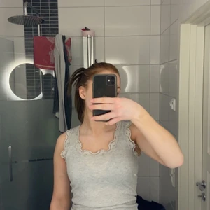 Linne - Grått linne men spetts uppe runt halsen/armarna från lindex. Bra skick och knappt använt. Linnet är storlek XS men tyget är ganska stretchit så det passar även S och kanske M. Skriv för mer bilder och info.❤️❤️ Köparen står för frakt❤️