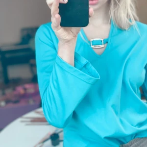 Blå tröja med snyggt spänne 🦋 -  Inköpt på vintagebutik i Göteborg. Bra skick. Medium/loose fit. En gammal favorit som tyvärr måste hitta ett annat hem pga rensning 💔