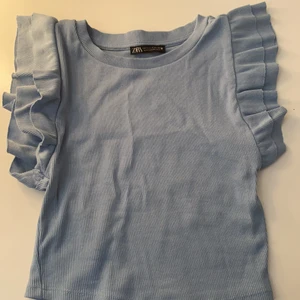 Blå volang topp - En jätte fin blå topp från Zara i storlek S, använd 1-2 gånger 😊Skriv privat om ni har några funderingar eller frågor 