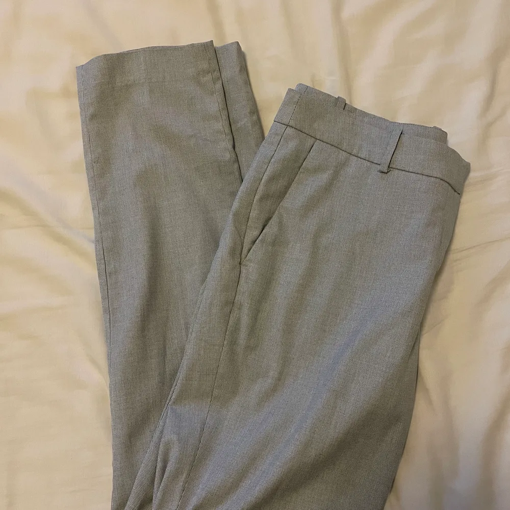 Ett par mellanmidjade/låg midjade grå kostymbyxor, rätt korta för mig som är 178 så passar någon som är kort. För små för mig. . Jeans & Byxor.