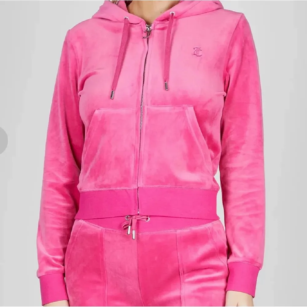 Säljer mitt slutsålda juicy couture set! Köpt för 2300 på raglady! Nyskick, säljs då jag har tröttnat på färgen.. Övrigt.