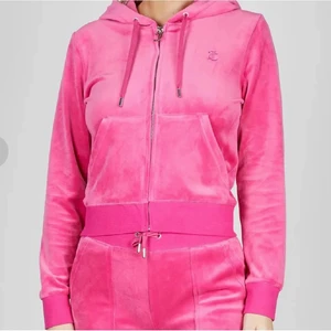 Juicy couture set  - Säljer mitt slutsålda juicy couture set! Köpt för 2300 på raglady! Nyskick, säljs då jag har tröttnat på färgen.