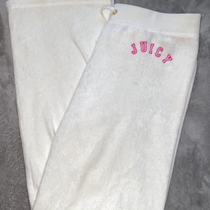 juicy couture - lägger ut igen pga köpare som inte ville köpa längre!! säljer pga att de är för korta, lågmidjade och har inga fickor 💗