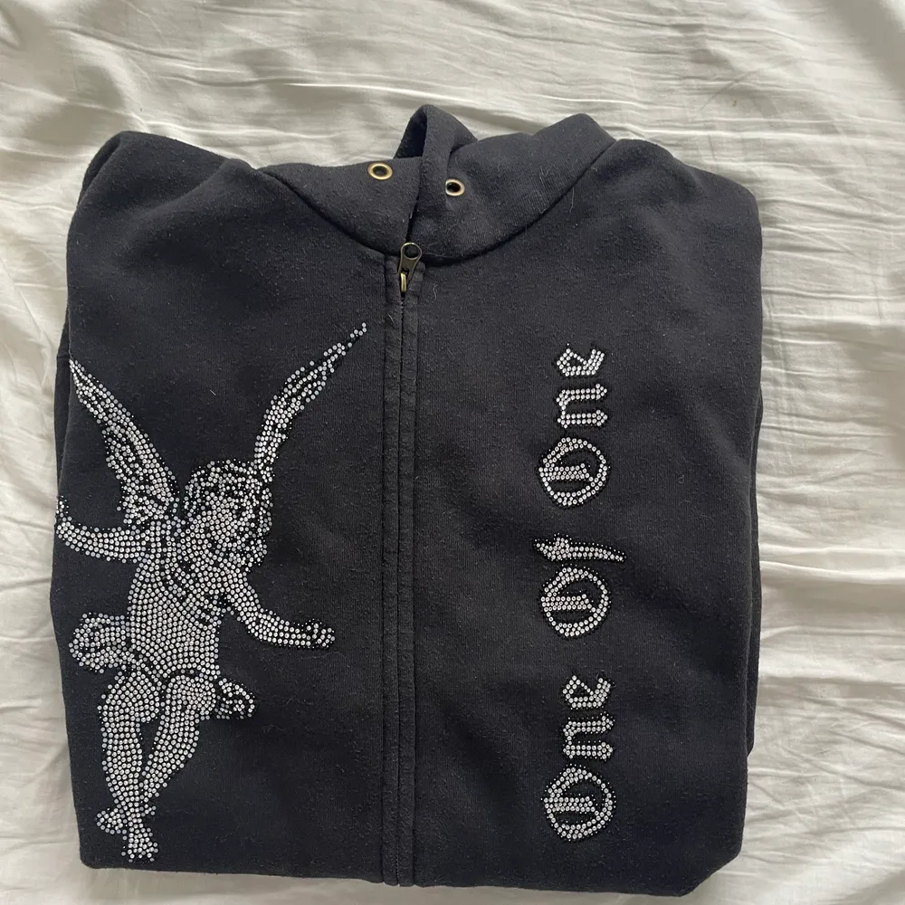 Svart one of one zip hoddie. Hoddien är ett bra skick men trycket har tappat lite diamanter som ni ser på bild två. Passar storlek S/M. Hoodies.