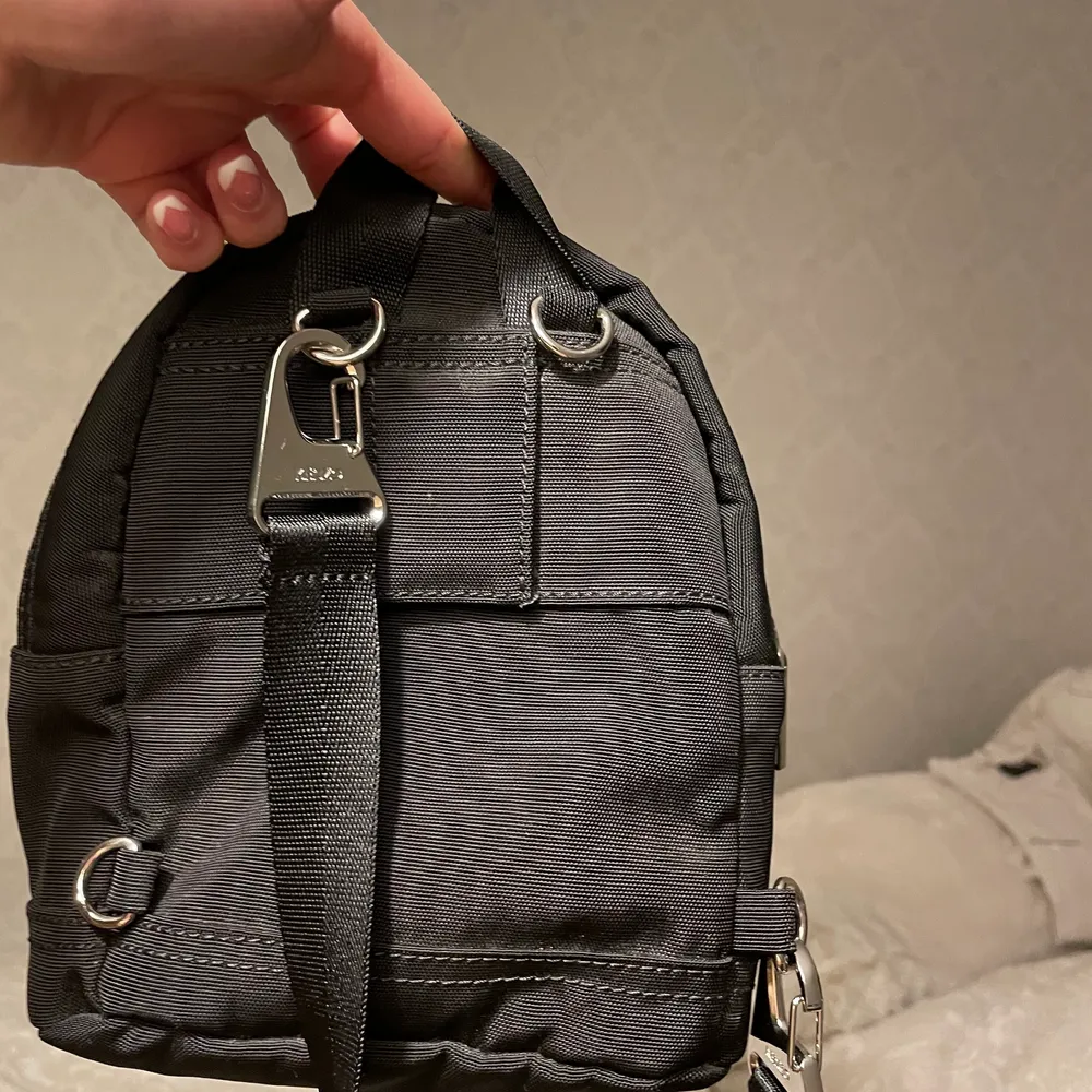 kenzo mini backpack, använd typ 2 gånger så är som ny! Har typ aldrig kommit till användning så kan tänka mig att sälja den om någon vill ge ett bra pris. Nypris: 1600kr Finns ett till Axel band så man kan ha två stycken.. Väskor.